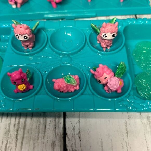 Hatchimals Colleggtibles Rainbow-cation llama Family with Case Spin Master - Picture 3 of 10